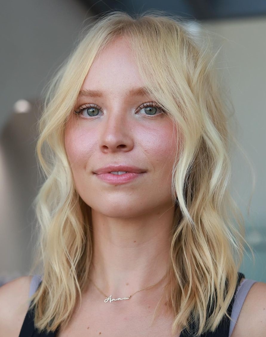 Loose Waves with Choppy Layers for Fine Hair